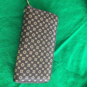 BROWN ZIPPERED WALLET